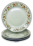 GERMANY BAVARIA - Jogo de 4 graciosos pratos para sobremesa em porcelana alemã Bavaria, ricamente adornados com motivo floral em policromia. Possui registro da manufatura. Um possui discreto bicado. Mede 17cm diametro.