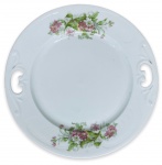 PORTUGAL - Antigo prato para coleção em porcelana portuguesa esmaltada adornado com motivo floral em policromia. Possui registro na base. Laterais vazadas. Mede 26cm diametro.