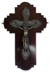 SÉC XX - Antigo e raro crucifixo em ferro para parede, adornado com volutas em metal, sobre densa placa de madeira. Mede 30 x 20cm.