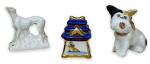Trio de graciosos bibelos em porcelana biscuits representando esculturas de animais e casa japonsa em policromia e vibrante ouro. Mede aproximadamente 8cm.