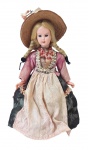 Antiga boneca para coleção, em baquelite delicadamente pintado à mão, com olhos de vidro que abrem e fecham conforme a posição. Possui vestes originais de época e crucifixo no pescoço. Mede 23 cm de altura.
