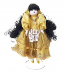Antiga boneca para coleção, em porcelana delicadamente pintada à mão. Apoiada sobre base de metal. Possui vestes originais de época e corrente no pescoço. Mede 31 x 13 cm de altura.