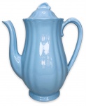 INGLATERRA - Elegante bule para chá em requintada porcelana inglesa esmaltada na cor azul celeste, design gomado. Acompanha a sua respectiva tampa com pega. Possui registro da manufatura na J & MEAKIN ENGLAND. Mede 24cm altura x 20cm largura.