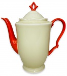 EUROPA - Elegante bule para chá em requintada porcelana européia esmaltada na cor creme e vermelho. Acompanha a sua respectiva tampa com pega no formato flor de liz vazada. Possui registro da manufatura e numeração na base. Pintado à mão.  Mede 19cmx 18cm.