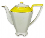 BARROS LOUREIRO - Elegante bule para chá em requintada porcelana SÃO CAETANO, design art DECO, esmaltada na cor branca e amarela. Acompanha a sua respectiva tampa quadrangular. Possui registro da manufatura na base. Pintado à mão.  Mede 21cmx 18cm.
