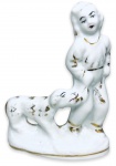 EUROPA 1900 - Gracioso grupo escultorico em porcelana européia esmaltada, adornada com detalhes em vibrante ouro, representando figuras de garoto e cão em alegoria. Mede 13 x 11cm.