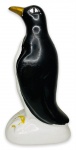 ANOS 50 - Antiga escultura em porcelana representando o tradicional Pinguin de geladeira, pintado à mão. Mede 23cm altura.
