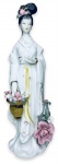 JAPÃO - Graciosa escultura em porcelana oriental representando figura de gueixa portando flores ricamente adornada em policromia e filetes em vibrante ouro. Mede 25cm altura.
