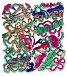 CHINA 1900 - Rara obra folclórica no formato quadrangular representando flores vazadas pintada à mão em rica policromia sobre folha de papl machê. China período 1900. Usadas antigamente em caixas de fogos de artifícios. Assinada no verso. Mede 20cm x 20cm.