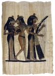 Antiga obra em papiro representando figuras femininas egipcias portando instrumentos musicais, pintadas à mão. Ausência de moldura. Mede 30 x 42cm.