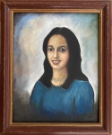 Antiga obra em óleo sobre tela representando retrato de dama com veste azul, assinada no canto inferior direito, protegida pr elegante moldura de madeira acastanhada com frio em ouro velho. Medida da obra 46 x 55cm. Medida total 55 x 65cm.