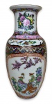 CHINA SÉC XX - Majestosa floreira em porcelana chinesa esmalta, formato balaustre, ricamente adornada com motivo floral e figuras de pássaros em policromia e vibrante ouro. Possui registro da manufatura na base. Mede 20cm altura.