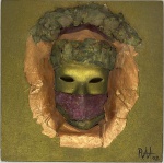 Inusitada obra em aplique de máscara sobre tela em relvo, assinada e datada no canto inferior direito. Mede 30 x 30cm.