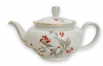 TCHECOSLOVÁQUIA - Elegante bule para café em porcelana branca esmaltada, ricamente adornado com motivo floral em policromia e contorno em vibrante ouro. Acompanha sua respectiva tampa. Possui registro da manufatura na base. Apresenta sinal de restauro no bico. Medida do maior 16cm.