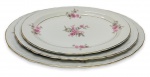 MAUÁ - Trio de elegantes travessas no formato ovalado em requintada porcelana esmaltada, ricamente adornadas com motivo floral em policromia, contorno em vibrante ouro e volutas em relevo. Possui registro da manufatura MAUÁ na base. Anos 50. Medida da maior 36 x 25cm.