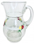 ANOS 50 - Graciosa jarra com alça, em demi-cristal transparente ricamente adornado à mão com motivo floral e contorno na cor branca. Mede 20 cm altura.