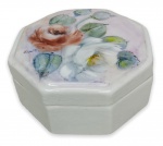 Gracioso potiche em porcelana branca esmaltada, no formato oitavado, ricamente adornado no externo e no interior com motivo floral em policromia pintado a mão. Assinado no canto esquerdo. Acompanha sua respectiva tampa. Mede 5cm de altura x 10cm de comprimento.