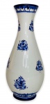 PORTUGAL - Elegante floreira em porcelana branca esmaltada  o formato de balaústre ricamente adornada com motivo floral em azul royal. Peça localizada e numerada na base. Possui discretíssimo bicado na base. Mede 31cm de altura.