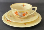 J&G MEAKIN ENGLAND - Elegante serviço para chá em porcelana inglesa creme ricamente ornamentada em policromia com motivo floral. Acompanha respectivo pires e prato de sobremesa com bordas adornadas com acanthus em relevo e contorno. Possui registro da manufatura na base. Marcas do tempo.