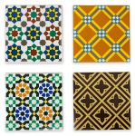 Jogo de quatro azulejos adornados com figuras geométricas em policromia ao gosto Português. Mede 16cm x 16cm.