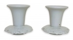 EUROPA -  Par de elegantes castiçais em porcelana branca esmaltada, adornada na base com arabescos em relevo. Mede 8cm.