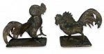 PORTUGAL - Par de elegantes esculturas em bronze maciço representando galos de rinha portugueses apoiados sobre base. Marcas do tempo. Medida do maior 12cm.