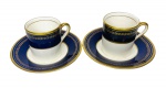 SIMPSONS ENGLAND - Par de elegantes xícaras para café em requintada porcelana inglesa esmaltada na cor azul royal, ricamente adornada com ramos gregos de louro em vibrante ouro. Acompanham seus respectivos pires. Possui registro da manufatura SIMPSONS POTTER'S COBRIDGE ENGLAND na base.