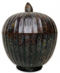 PERIODO 1900 - Antigo e inusitado potiche em "fer forgê" patinado, formato maçã, design canelado. Acompanha sua respectiva tampa com pega no formato pinha. Mede 18cm altura x 15cm.