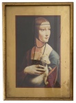 Antigo quadro decorativo, reprint de Leonardo da Vinci Dama com Arminho, do Museu Czatoryski de Cracóvia protegido por moldura de madeira patinada em ouro velho e vidro transparente. Mede 47 x 35cm.