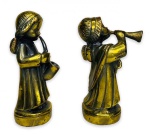 Par de graciosas esculturas em estuque francês cromado em ouro velho, representando figuras de querubins com instrumentos musicais. Possui registro da manufatura na base. Mede 16cm de altura.
