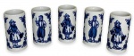 HOLANDA - Jogo de 5 graciosos copos para "shot" em porcelana branca esmaltada adornados com figuras camponesas na cor azul. Mede 8cm altura.