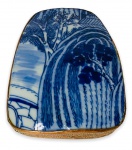 SÉC XIX - Inusitado porta jóias com estrutura em prata e porcelana japonesa adornada com paisagem oriental na cor azul. Desgaste do tempo. Mede 12cm x 10cm.