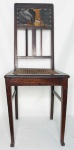BRASIL 1900 - Antiga e elegante cadeira com estrutura em vinhático, de estilo eclético do período de 1900, com assento em palhinha original de época, encosto vazado tendo como parte superior almofadada em couro. No estado. Mede 1m.