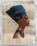 EGITO - Elegante obra em papiro representando a rainha Nefertiti, esposa do faraó Akhenaton, segundo o busto conservado no Neues Museum de Berlim, assinada e datada no canto inferior esquerdo. Ausencia de moldura. Mede 31 x 24cm.