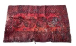 SEC XIX - Antigo tapete persa decorado com figuras geométricas, cor vermelha predominante. Necessita restauro. No estado. Mede 1,80cm x 1,12cm.