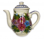 Gracioso bule para chá em porcelana branca esmaltada ricamente adornado com motivo floral em policromia e contorno em azul royal. Apresenta registro da manufatura na base. Possui discreto bicado. Acompanha sua respectiva tampa. Mede 17cm.