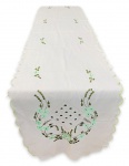 Elegante caminho de mesa em tecido branco bordado com motivo floral em policromia e contorno em verde. Bordas em movimento. Mede 40cm x 1,88m.