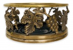 Elegante recipiente com estrutura em bronze maciço no formato circular com laterais vazadas ricamente adornada com parreiras, apoiado sobre base de madeira. Mede 6cm de altura x 12cm de diâmetro.