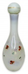 FRANÇA - Graciosa licoreira em opalina francesa leitosa, adornada com motivo floral pintado à mão. Acompanha a sua respectiva tampa no formato de bola. Desgaste do tempo. Mede 24cm.
