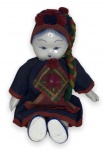 JAPÃO - Antiga boneca em porcelana japonesa branca esmaltada pintada a mão na cor azul royal, com vestes originais de época. Marcas do tempo. Possui sinais de restauro. Mede 32cm.