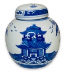 CHINA - Elegante potiche em porcelana branca esmaltada ricamente adornada com com motivo floral em azul royal, representando paisagem com casarios. Acompanha sua respectiva tampa. Possui fio de cabelo na tampa. Mede 11cm.