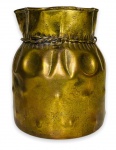 Antiga e inusitada floreira com estrutura em cobre com borda amarada no formato de saco.  Marcas do tempo. Mede 15cm altura.