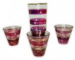 ANOS 50 - Elegante serviço para refresco em cristal colorido. Ricamente adornado e bordas em vibrante our. Acompanha sua respectiva jarra. Marcas do tempo. Mede 17cm.