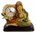 ITALIA - Antigo relógio de mesa em resina italiana, representando imagem de Maria com menino Jesus em policromia. Funcionamento à Quartz, desconhecido. Mede 13 x 13cm.