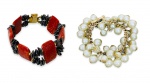 ANOS 20 - Lote contendo duas elegantes pulseiras sendo uma em perolas sinteticas e ou nao, outra em pedrarias com amarração em metal dourado. Mede 10cm fechada.