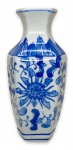 JAPÃO - Graciosa floreira em porcelana japonesa azul e branco esmaltada, formato sextavado, adornada com motivo floral. Mede 16cm altura.