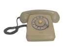 ANOS 70 - Antigo telefone de mesa e ou parede, em baquelite creme, funcionamento desconhecido à disco. Possui registro da manufatura SIEMENS. Mede 25cm.