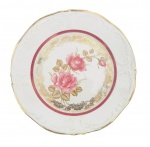 REAL ANOS 50 - Gracioso prato para coleção, e ou parede, em porcelana branca esmaltada, ricamente adornado ao centro com motivo floral em policromia, volutas e arabescos em vibrante ouro. Mede 20cm diametro.