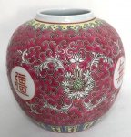 CHINA - Delicado potiche em fina porcelana oriental, ricamente pintado à mão representando motivo floral e incrições. Ausência de tampa. Possui marca da manufatura na base. Mede 12 x 13 cm.