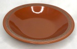 Elegante saladeira/bowl em porcelana num tom âmbar. Mede 26 cm de diâmetro x 6 cm de altura.